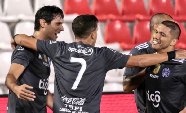 El tricampeón debuta goleando