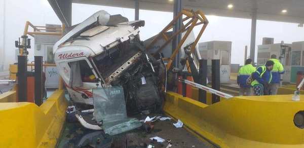 PARAGUAYO SE LLEVÓ POR DELANTE UN PEAJE EN ARGENTINA