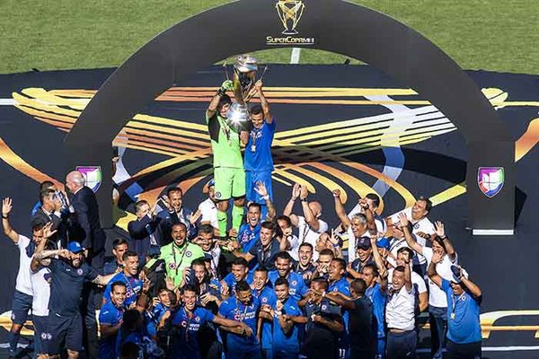 Pablo Aguilar y Juan Escobar ganan la Supercopa de México