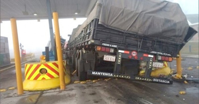 Camión paraguasho casi causa desgracia