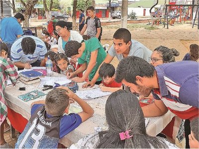 Niños hicieron tareas de Matemáticas en  clases gratuitas en el parque