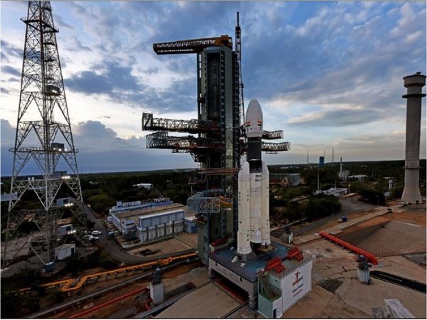 India suspende su misión al inexplorado polo sur de la Luna