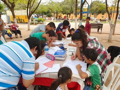 Niños hicieron tareas de Matemáticas en clases gratuitas en el parque