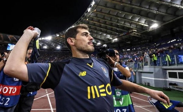 HOY / Es oficial: Iker Casillas cuelga los guantes
