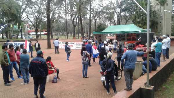 Protestan exhibiendo imágenes de jueces afines a los Zacarías y sus propiedades