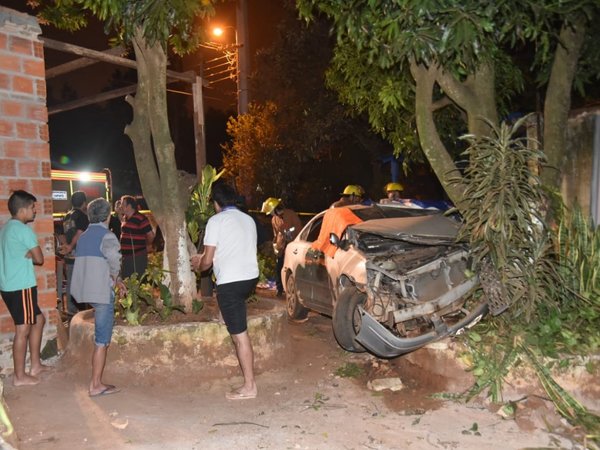 Fatal choque: se llevaron por delante limonero y acabaron contra un mango