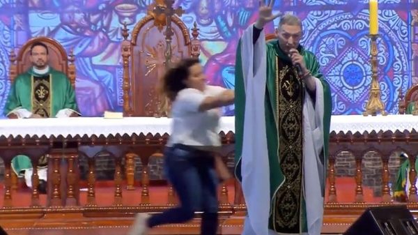 En plena misa, una mujer empujó y tiró del escenario al famoso sacerdote brasileño Marcelo Rossi - ADN Paraguayo