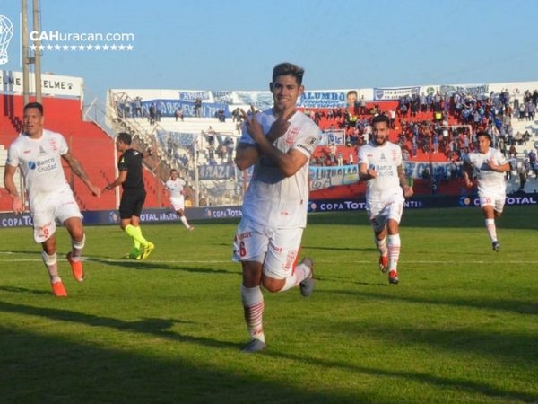 Saúl Salcedo anota para Huracán