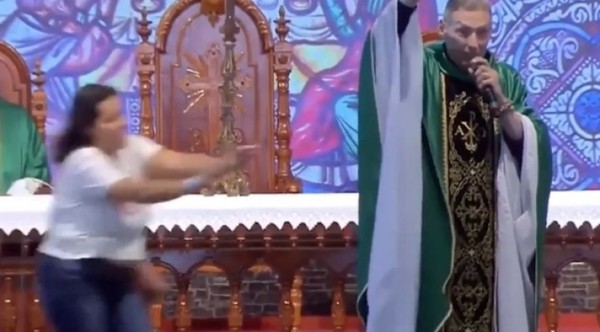 Mujer tira al suelo de un empujón a un sacerdote en plena misa
