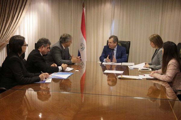 Máxima autoridad recibe a representantes de la OPS