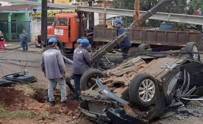 Perdió el control, volcó y chocó por columna