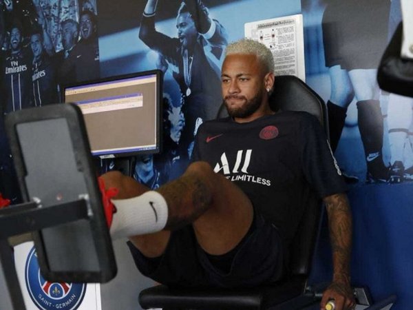 Neymar, de vuelta a la concentración del PSG, con su futuro en el aire