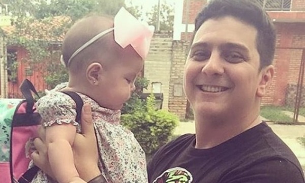 Criticaron a Chelo Amaral por cambiar el pañal a su hija