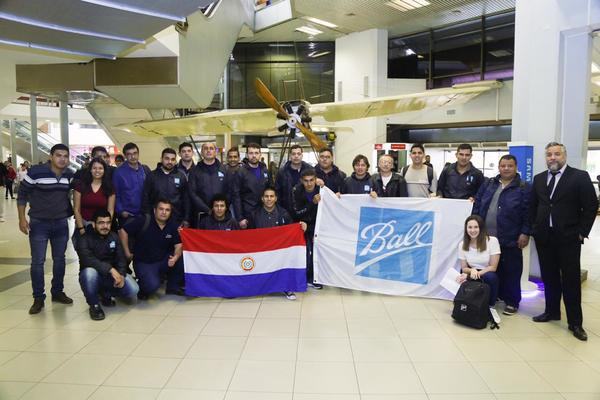 Jóvenes seleccionados para trabajar en la multinacional partieron al Brasil para capacitarse