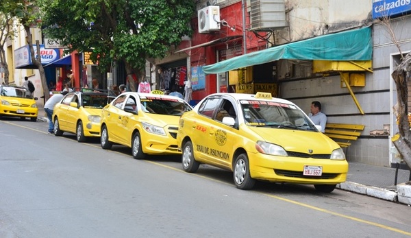 Taxistas marcharán en hora pico este martes