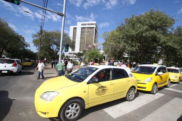 Manifestación masiva de taxistas por las principales calles de Asunción