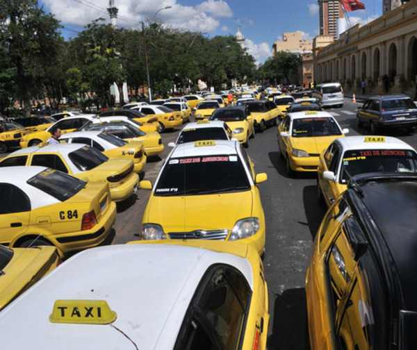 Taxistas anuncian nueva movilización para este martes