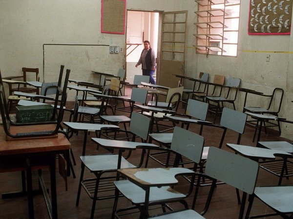 Fenaes: Por "incompetencia" de Petta vuelven a clases sin maestros
