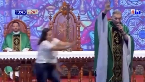 ¡Locura! Empujó a sacerdote del escenario | Noticias Paraguay