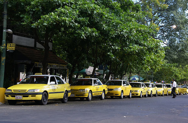 Asunción: Concejales proponen que taxistas paguen por uso de espacios públicos » Ñanduti