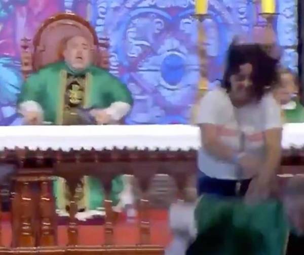 Mujer empujó a sacerdote del escenario en plena misa