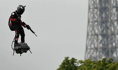 ¡Deslumbrante! Un hombre apareció con una tabla voladora en un acto en Francia » Ñanduti