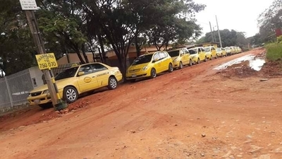 HOY / Taxistas de parada de Roque  Alonso aceptan competir con   Uber y Muv y no marcharán