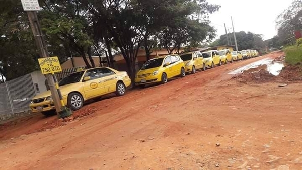 HOY / Taxistas de parada de Roque  Alonso aceptan competir con   Uber y Muv y no marcharán
