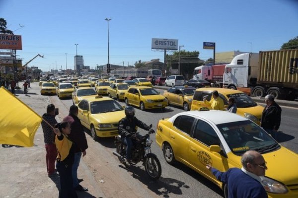 Taxistas anuncian movilización para este martes