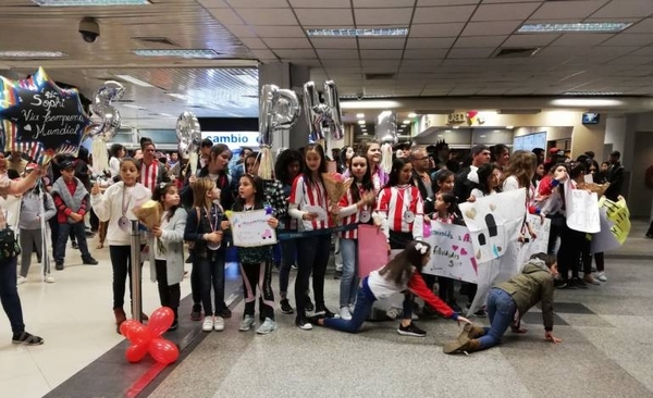 HOY / Reciben con honores compatriota destacada en mundial de patinaje