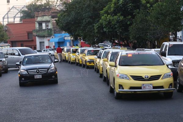 Inicia movilización de taxistas contra Uber y MUV