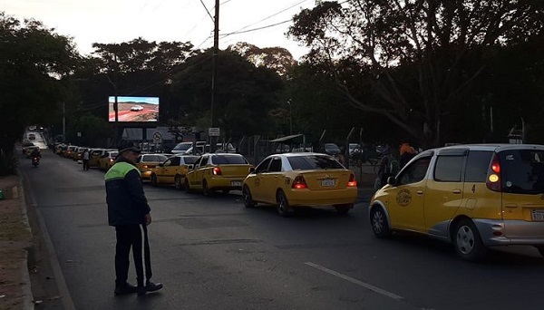 Taxistas cierran el paso a conductor de Uber en la Terminal