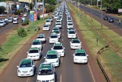 Taxistas anuncian movilización