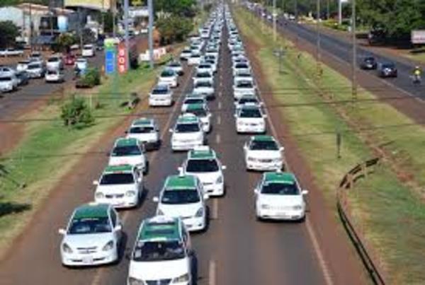 Taxistas anuncian movilización