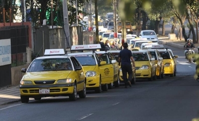 HOY / Taxistas no quieren pagar por paradas y ya comienzan con los incidentes
