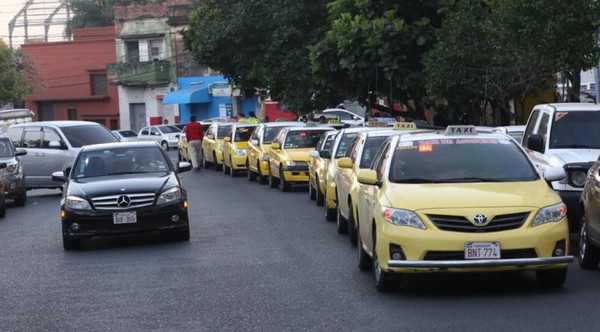 Policía se lava las manos y deja circular a taxistas: “Solo van a salir a recorrer”