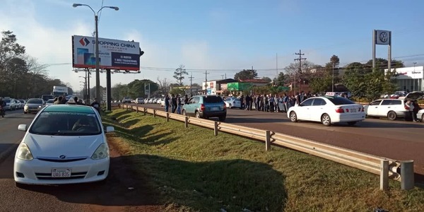 Enjambre blanco: Taxistas se manifiestan para meter presión contra MUV