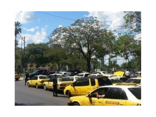 Taxistas bloquean paradas de colectivos