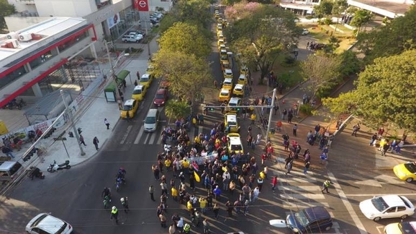 HOY / Taxistas cierran Avda. Mariscal López: “Hay chiquilines/as manejando en Uber y Muv”