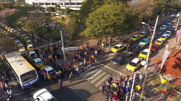 Taxistas: La gente pone en riesgo su vida al usar Uber y Muv