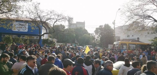 HOY / Taxistas arremeten contra ciudadano que pide paso: “Bandido, maricón, payaso”