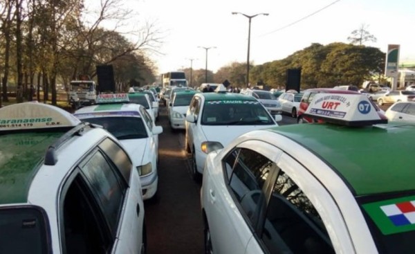 Taxistas esteños se movilizan contra MUV y Uber
