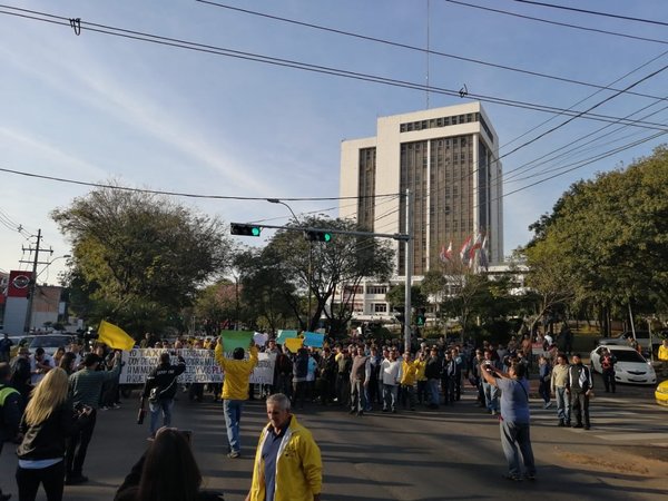 Taxistas impiden libre tránsito y bloquean paradas de colectivos - ADN Paraguayo