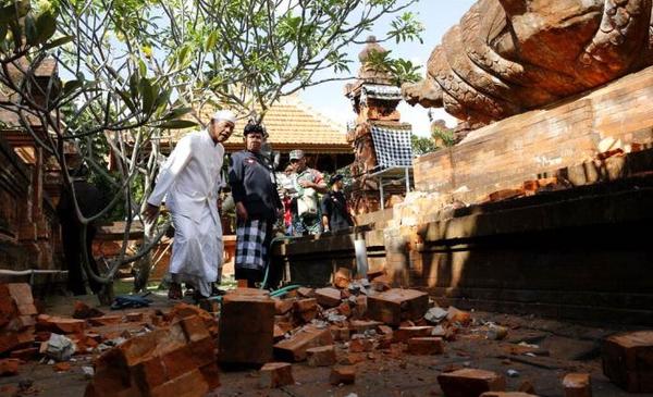 Varios edificios dañados por un terremoto de 5,7 en la turística isla de Bali | .::Agencia IP::.