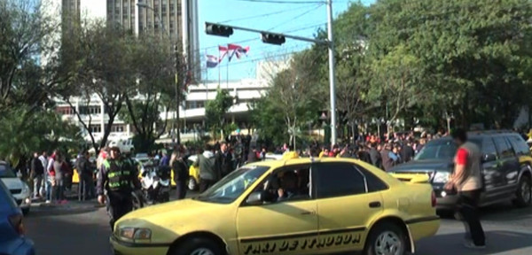 Taxistas dicen tener permiso municipal para bloquear avenida | Noticias Paraguay