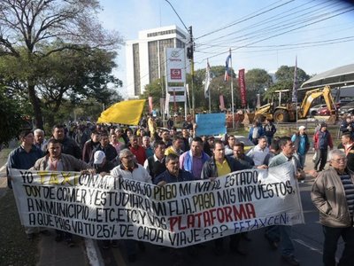 Taxistas bloquean Mariscal López y la PMT desvía el tránsito