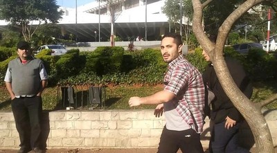 Taxistas arremeten contra ciudadano que pide paso: “Bandido, maricón, payaso”
