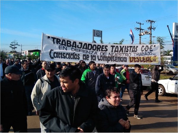 Taxistas de CDE se suman a la movilización contra MUV y Uber