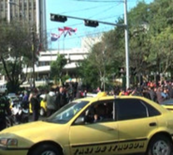 Taxistas no tienen permiso para bloquear calles - Paraguay.com