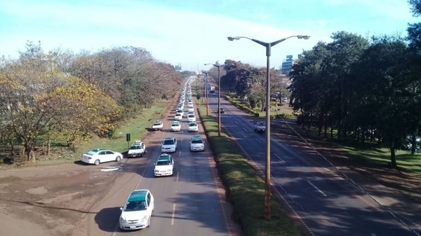 HOY / ‘Enjambre blanco’ se moviliza en CDE contra Muv y Uber